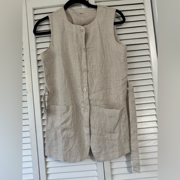 Button-Down Vest with Pockets - Picture 2 of 6